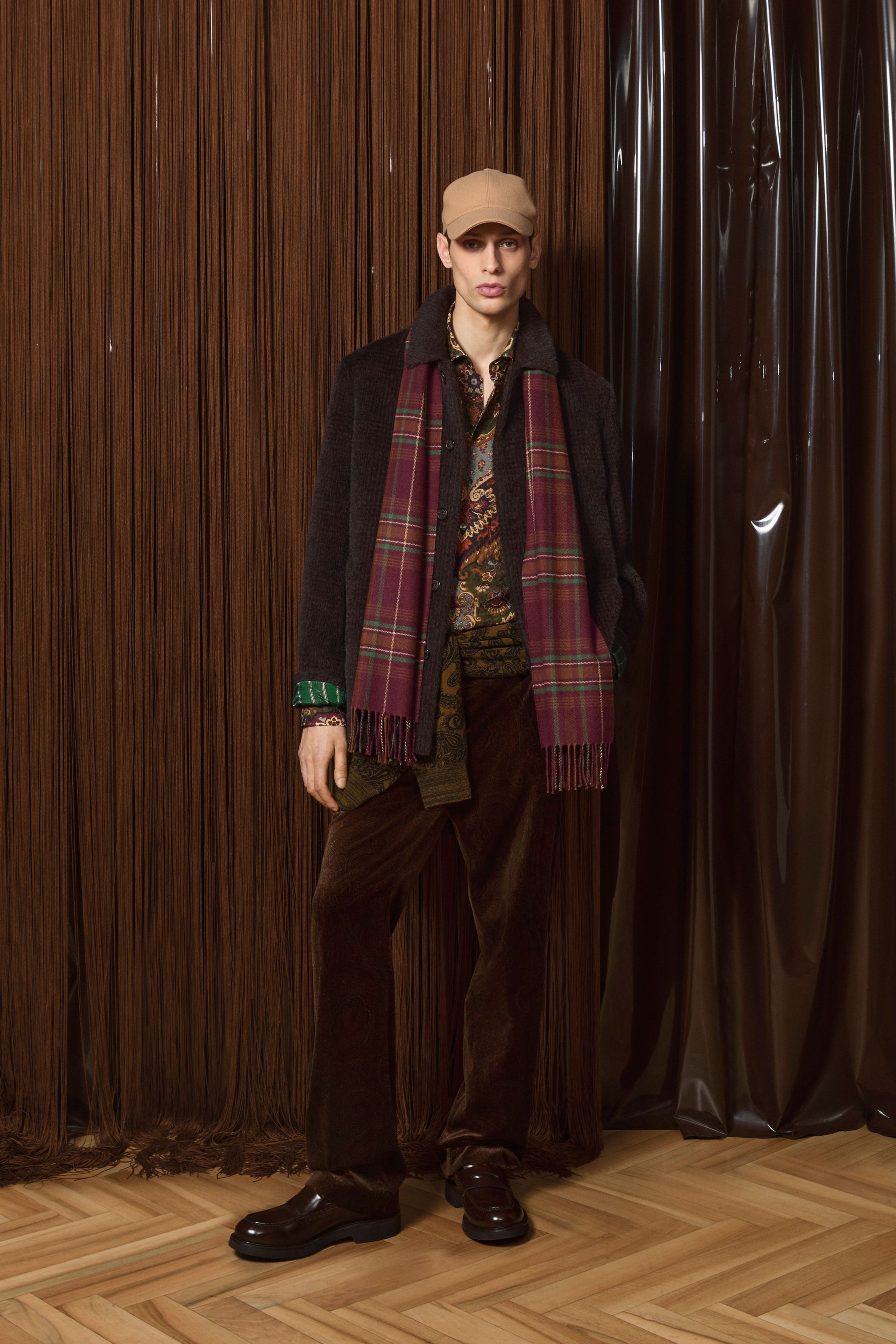 Etro 2026秋冬延续品牌标志性的波西米亚精神，却以更成熟、更男性化的方式呈现。提花针织、佩斯利纹样与复古皮革相互碰撞，营造出知识分子气质与旅行者浪漫并存的形象。整体色调趋向深棕、酒红与森林绿，使装饰性回归内敛，完成一次从“浪漫叙事”到“文化穿着”的进化-顽石频道趋势研究